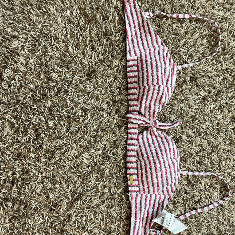 Never worn just tags off Roxy Swimtop